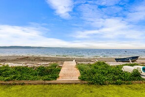在海滩、沙滩椅、沙滩毛巾