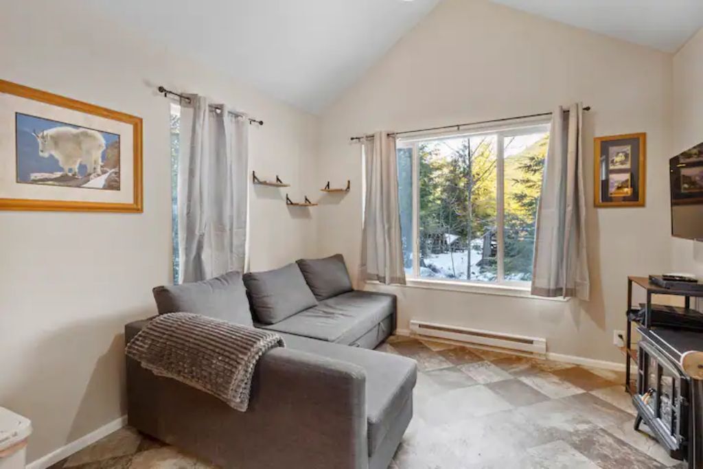 Cozy Tiny Home Steps Away From Mt. Rainier