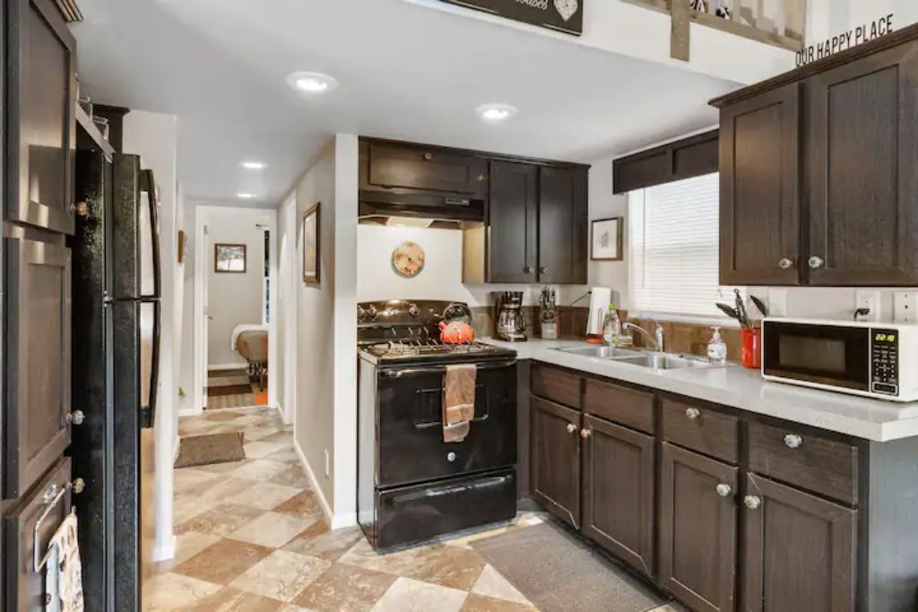 Cozy Tiny Home Steps Away From Mt. Rainier