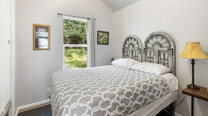 2 bedrooms, iron/ironing board, free WiFi, bed sheets - Tiny Home@ Mt Rainier-Hot tub-AC (Ashford)