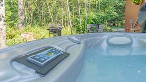 Outdoor spa tub - Tiny Home@ Mt Rainier-Hot tub-AC (Ashford)