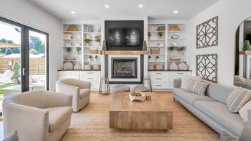 Fernseher, Kamin, Videospiele, Bücher