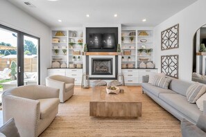 Televisión, chimenea, videojuegos, libros