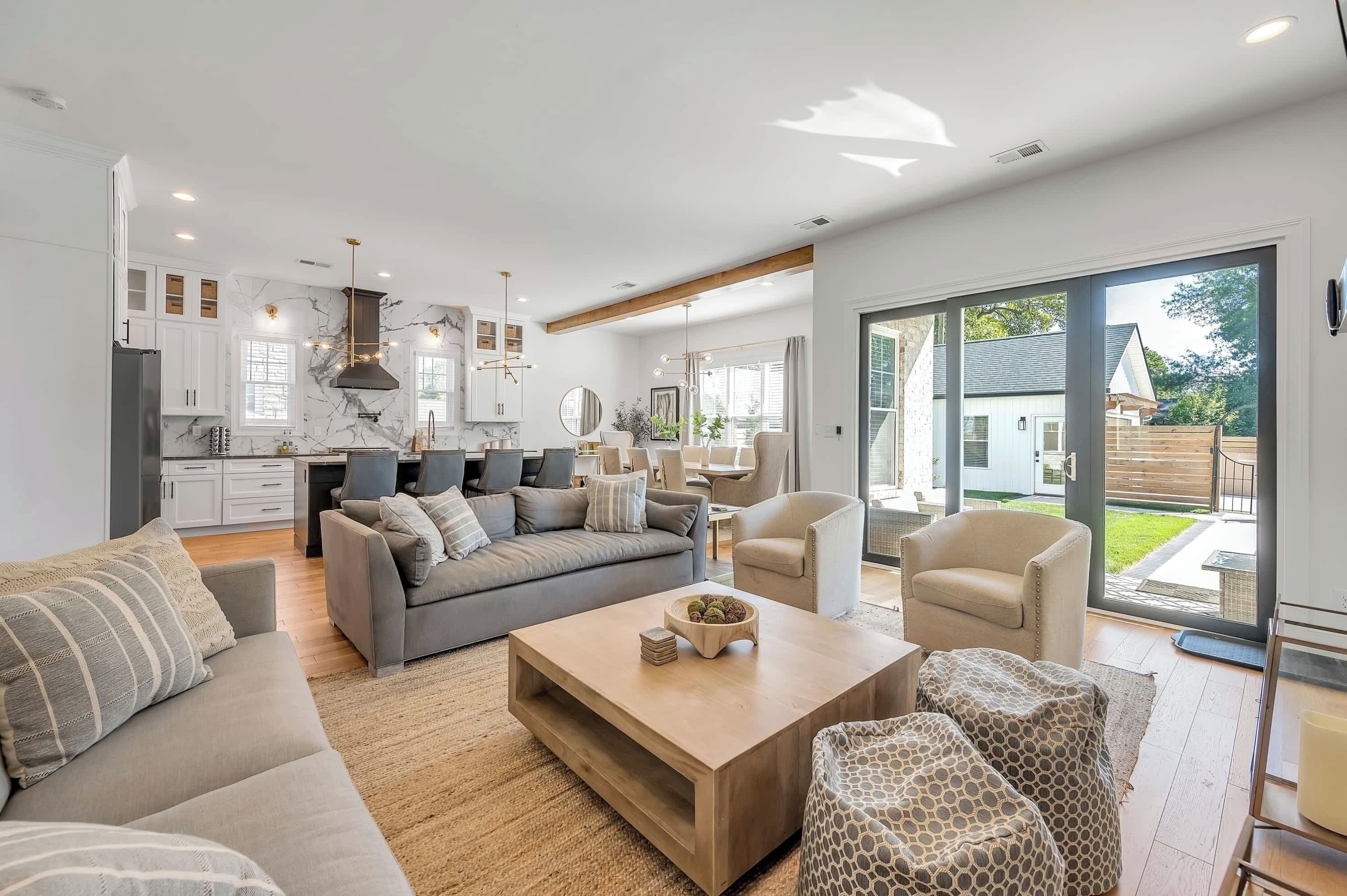 Téléviseur, foyer, jeux vidéo, table de baby-foot