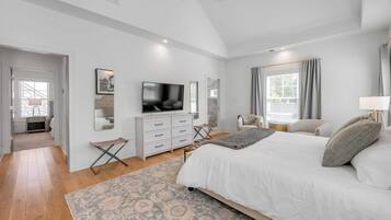 5 Schlafzimmer, Schreibtisch, Bügeleisen/Bügelbrett, Reisekinderbett