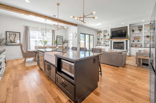 Golf Simulator | Hot Tub | Game Room | Downtown |  Patio & Firepit