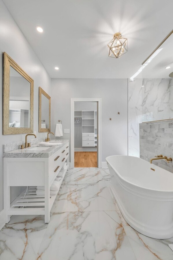  Sink into
the soaking tub or
let the walk-in
shower do its job —
the master bath is
where every mile of
your trip finally
catches up with
you, in the best
way.
