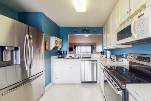 Stylish coastal gem with amazing river & bay views - steps to sandy beach