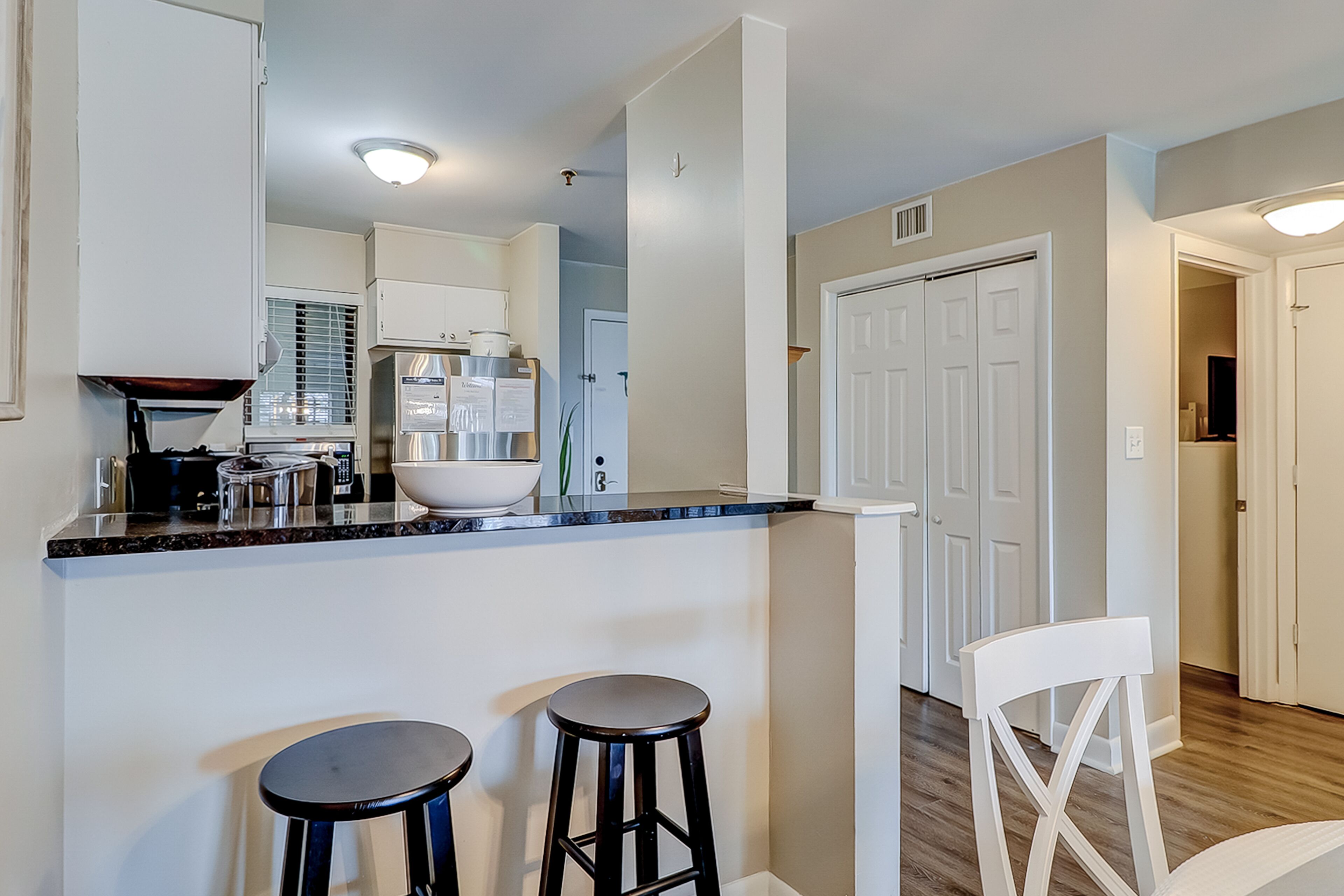 Charming condo with shared pools and hot tub, high-speed WiFi, and central AC