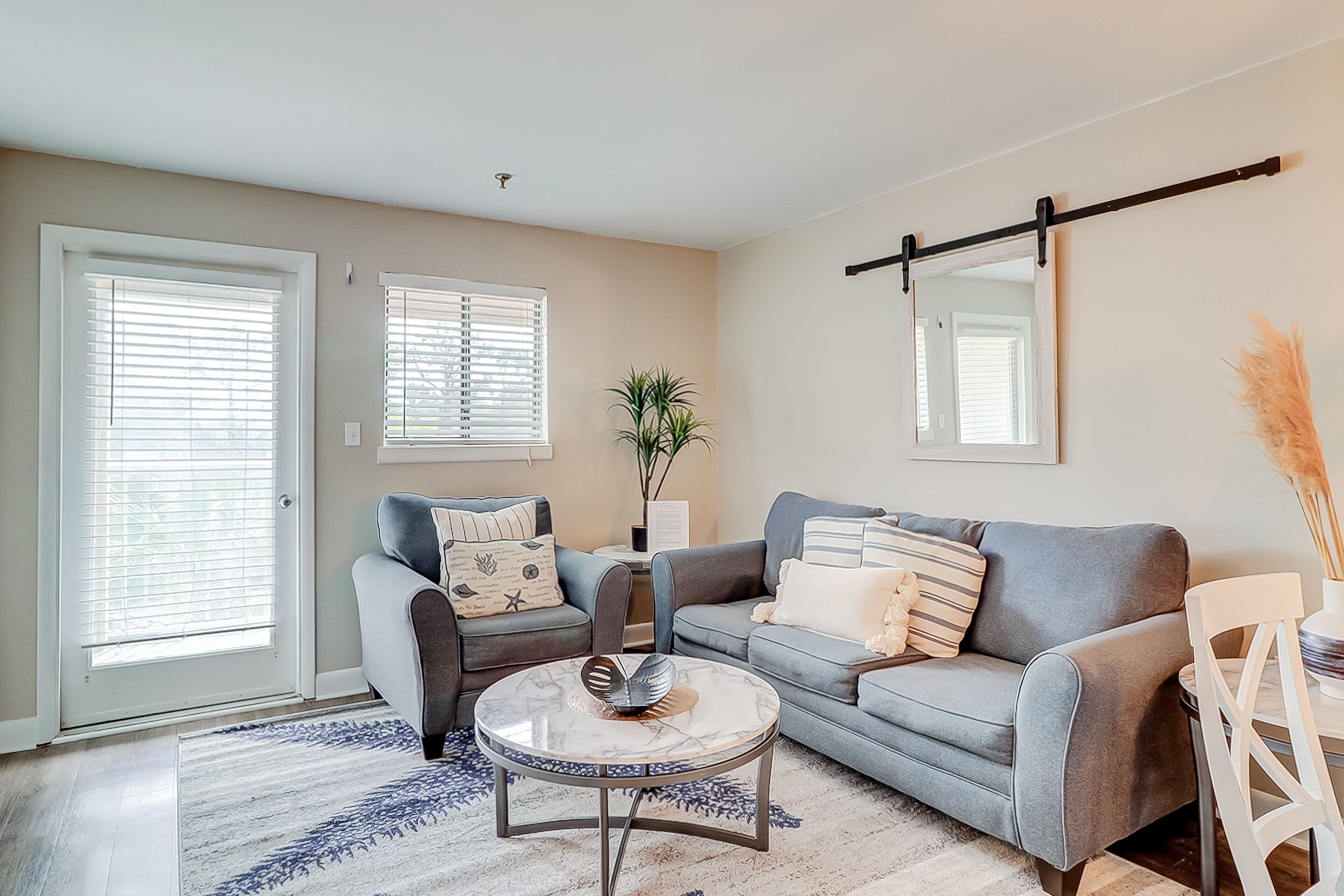 Charming condo with shared pools and hot tub, high-speed WiFi, and central AC