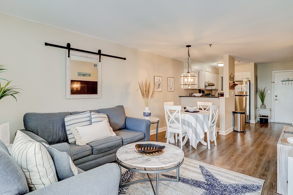 Charming condo with shared pools and hot tub, high-speed WiFi, and central AC