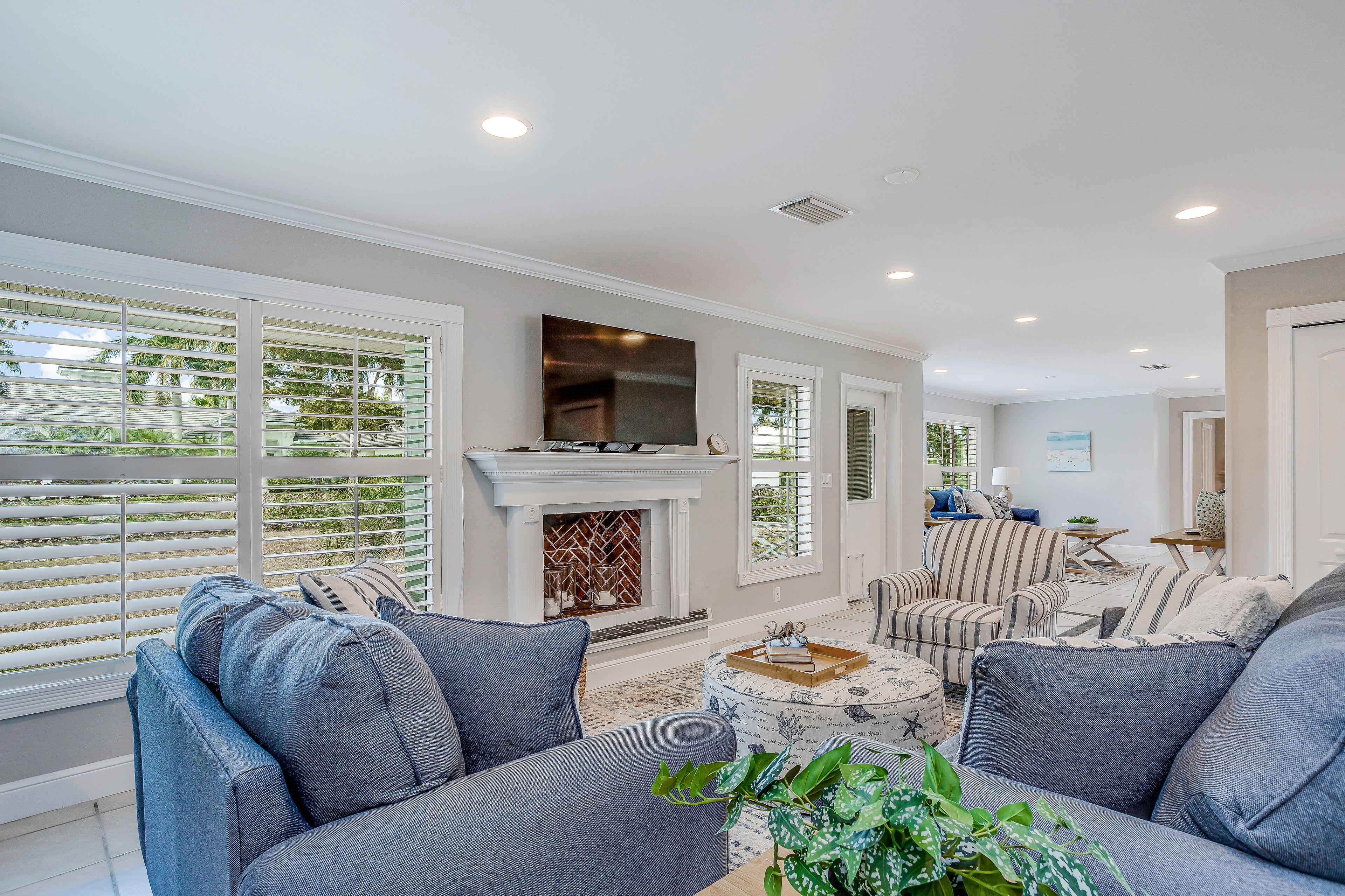 Snowbird-friendly home with private pool, fast WiFi, central AC, & washer/dryer