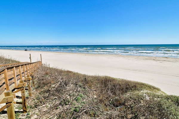 Ubicación cercana a la playa y tumbonas