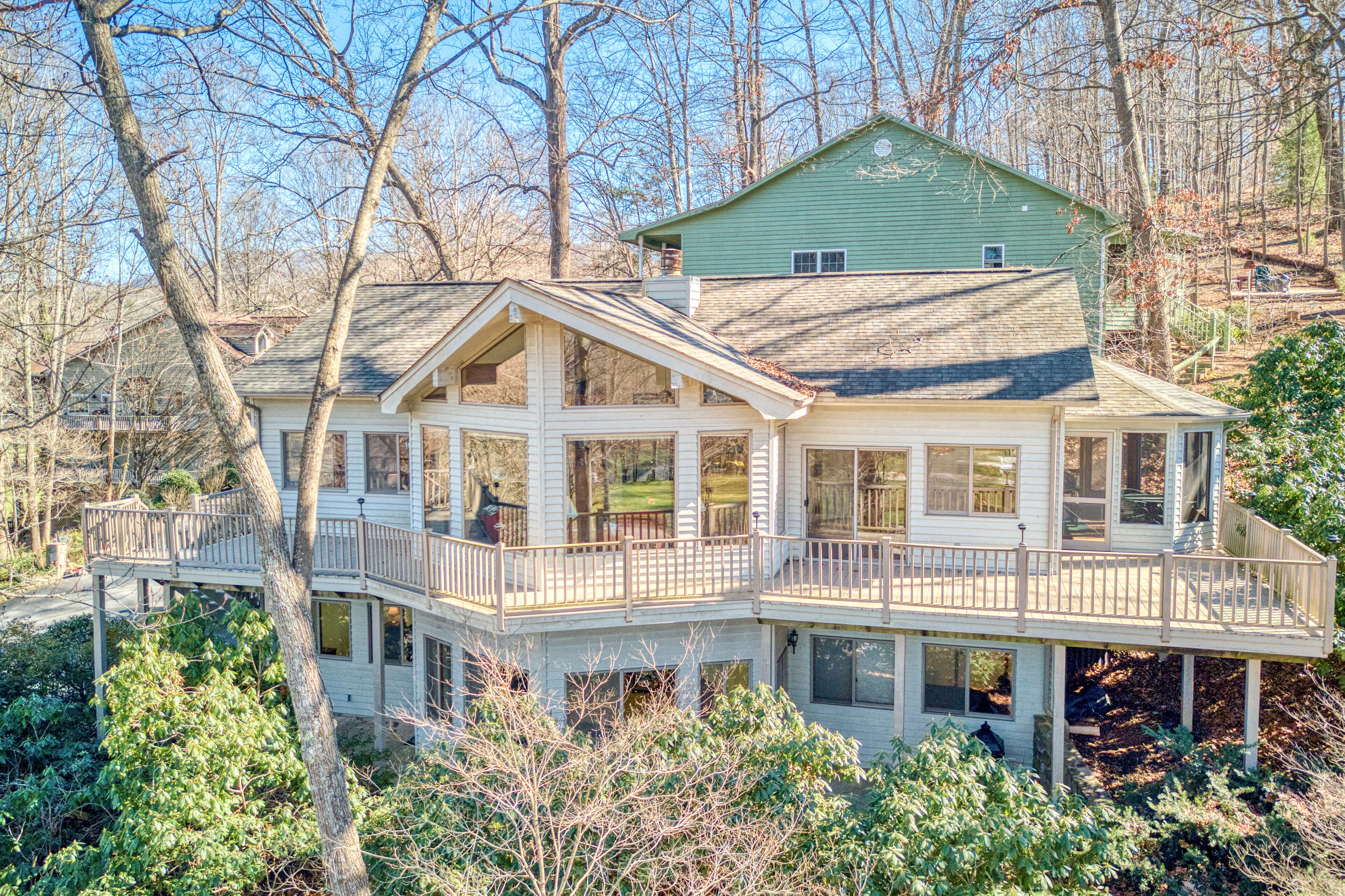 Spacious retreat with golf course views, WiFi, lake access nearby & deck