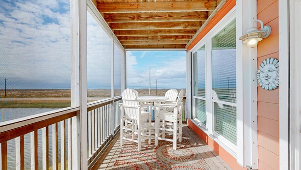 Outdoor dining - Shared Pool, Boardwalk to the Beach and Golf Cart Included (Port Aransas)