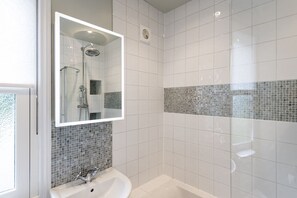 Badewanne, Haartrockner, Handtücher