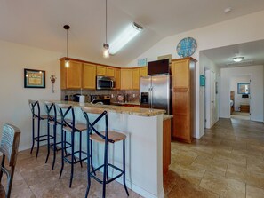 冷蔵庫、電子レンジ、オーブン、コンロ