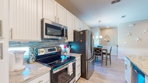 Refrigerador, microondas, horno, placa de cocina