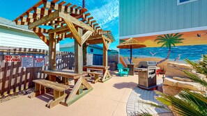 Outdoor dining - Shared Heated Pool, 3rd Level Observation Deck, Golf Cart Included (Port Aransas)