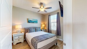 3 bedrooms, desk, free WiFi, bed sheets - Shared Heated Pool, 3rd Level Observation Deck, Golf Cart Included (Port Aransas)