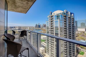 Property grounds - Austin Rainey Street perch with balcony - rooftop pool & gym (Austin)