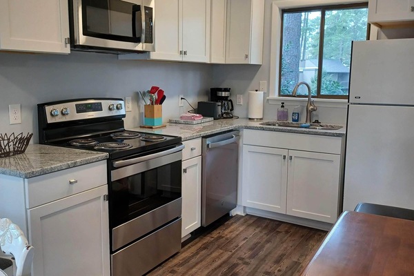 Frigorifero, microonde, forno, piano cottura