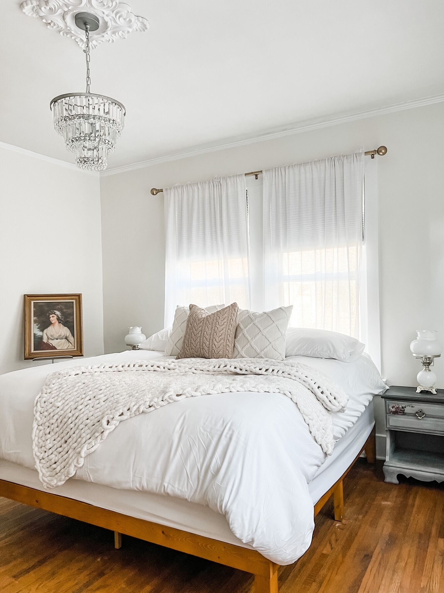 The Chandelier House of Midtown - Near It All!