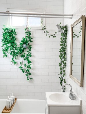 Bañera con ducha, secador de pelo, toallas