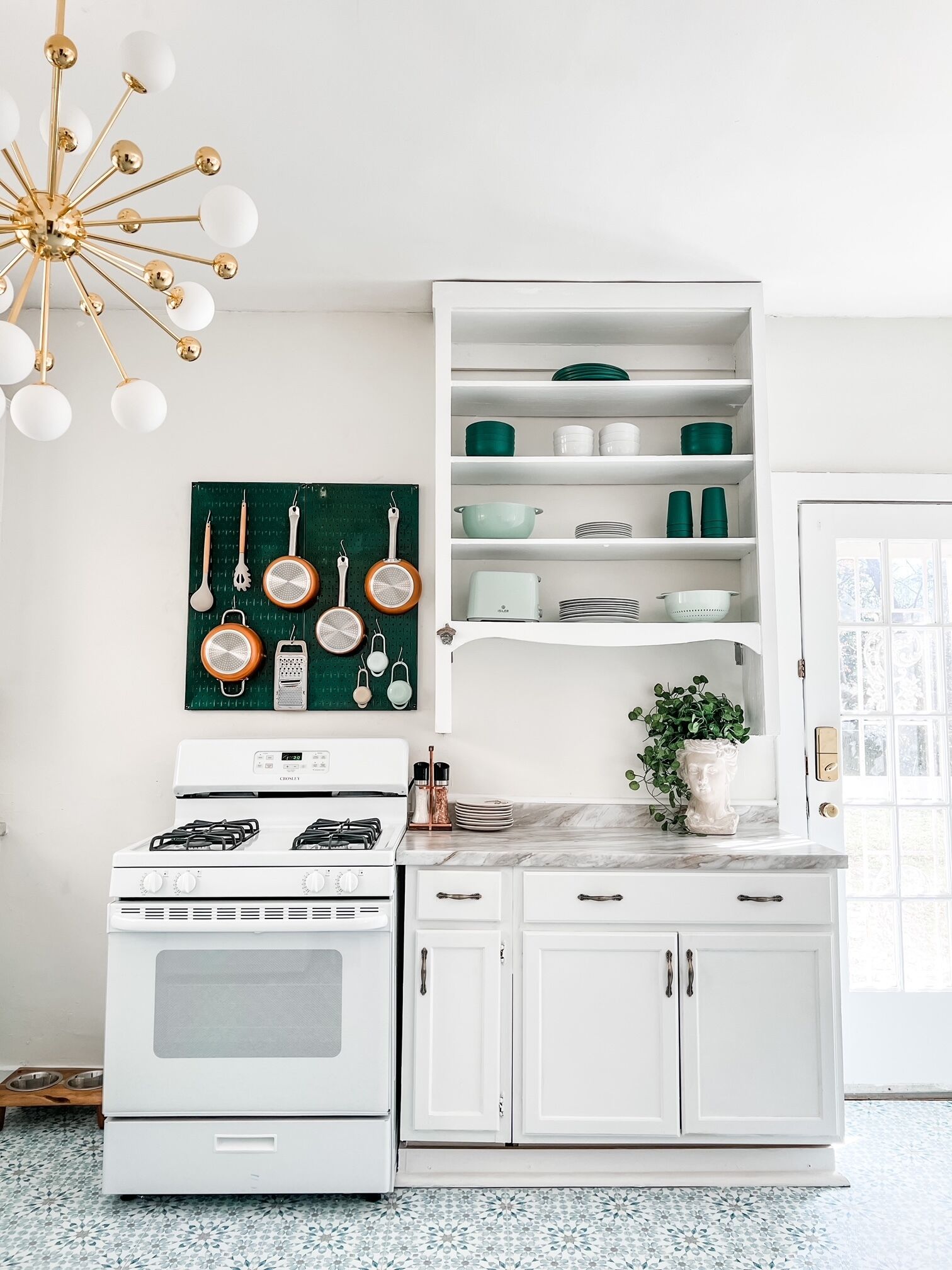 The Chandelier House of Midtown - Near It All!