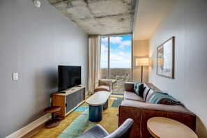 Tv, bordtennisbord, bøger