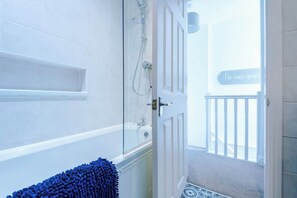 Shower, hair dryer, shampoo - Stunning Home, Perfect for Groups, FREE Parking! (Chester)