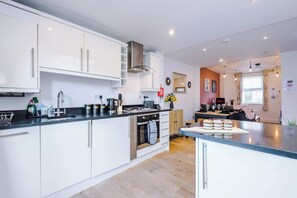 Fridge, microwave, oven, stovetop - Stunning Home, Perfect for Groups, FREE Parking! (Chester)