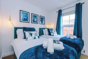 2 عدّة غرف نوم ومكواة/لوح كي وواي فاي وملاءات أسرّة