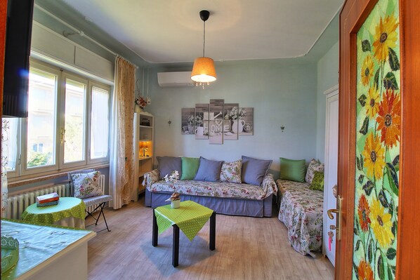 Smart-TV, Bücher, Stereoanlage