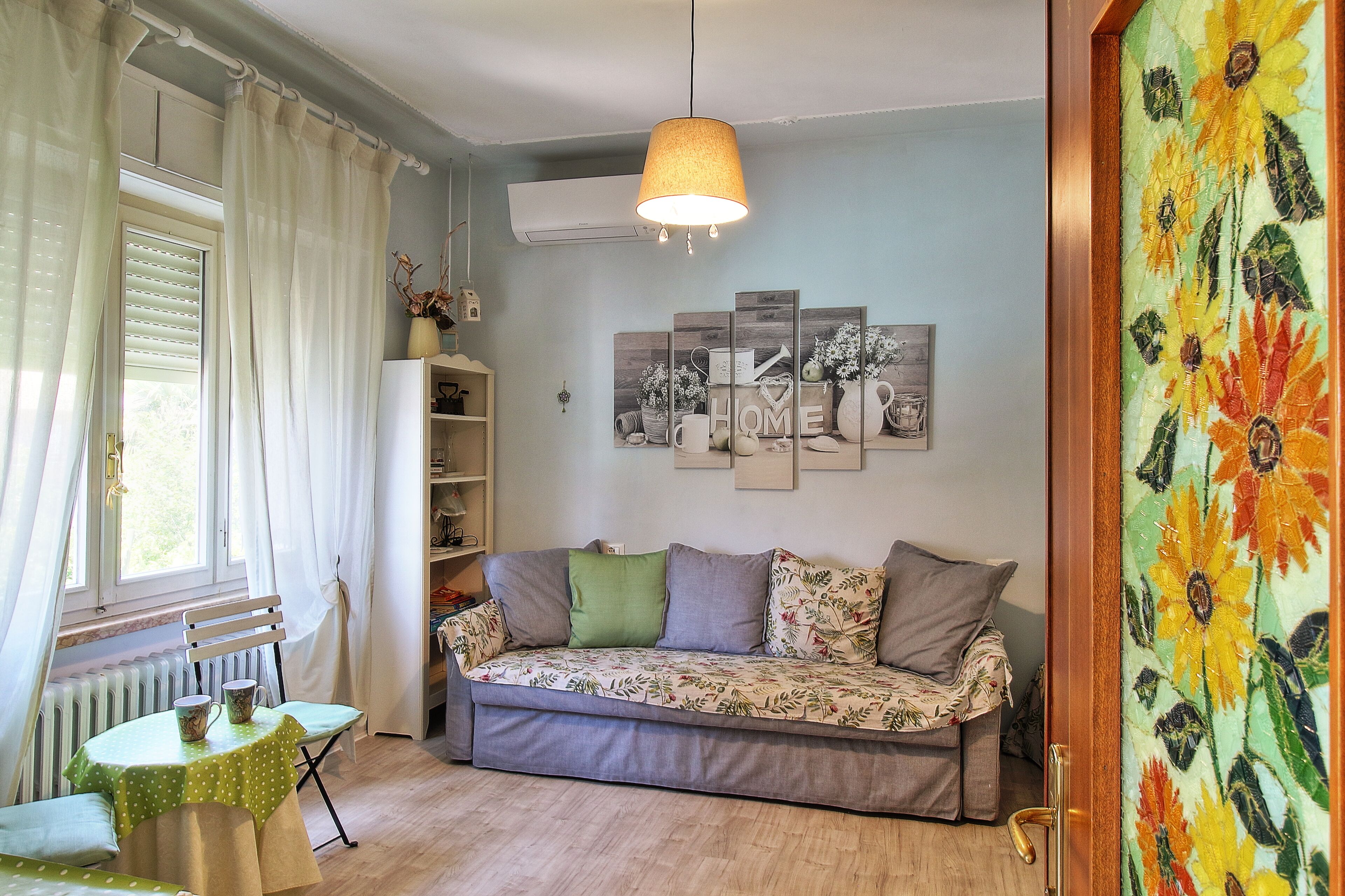 Smart TV, libri, impianto stereo