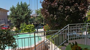 Ein Wohngebiet mit Schwimmbad, Treppe und Blick auf ein Nachbargebäude.