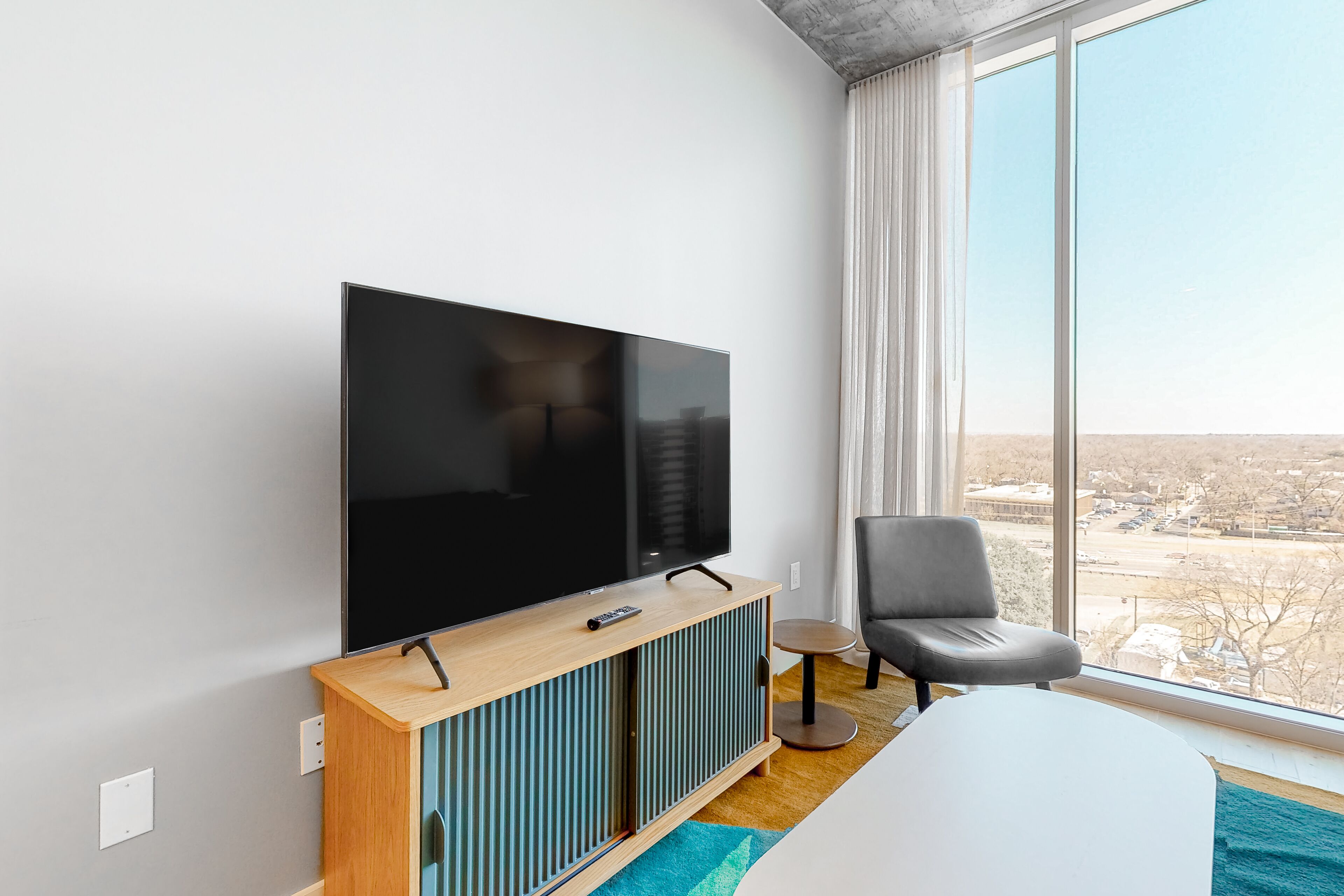 Brand-new Rainey Street condo with rooftop pool, gym, & AC - dog-friendly