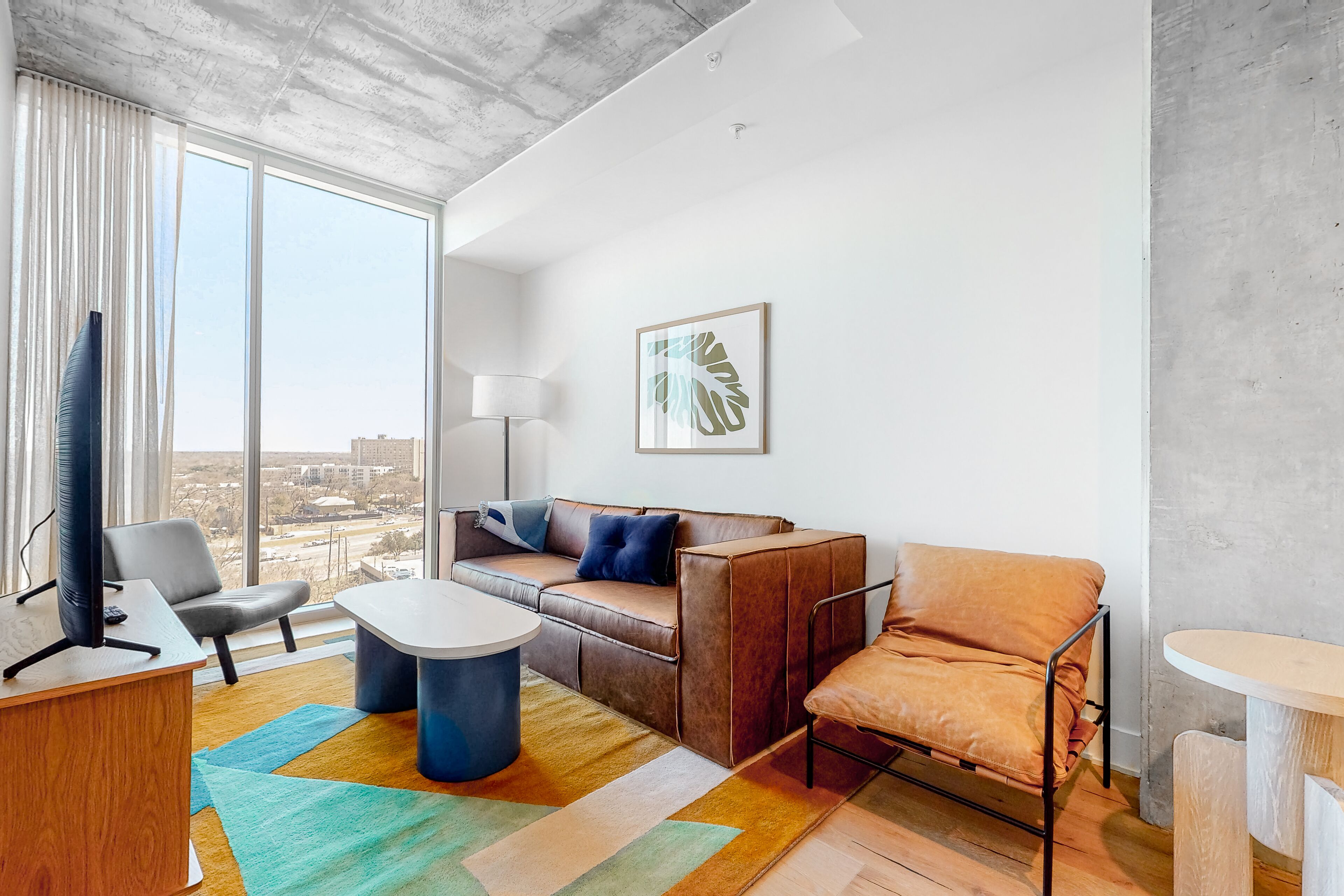 Brand-new Rainey Street condo with rooftop pool, gym, & AC - dog-friendly