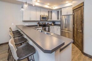 Een koelkast, een magnetron, een oven, een kookplaat