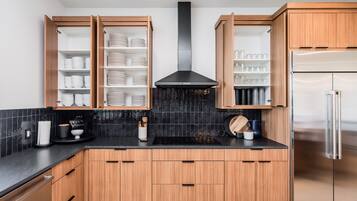 KĂŒhlschrank, Mikrowelle, Ofen, Herdplatte