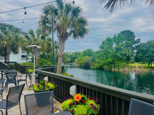 Pawleys Poolside at Litchfield Resort