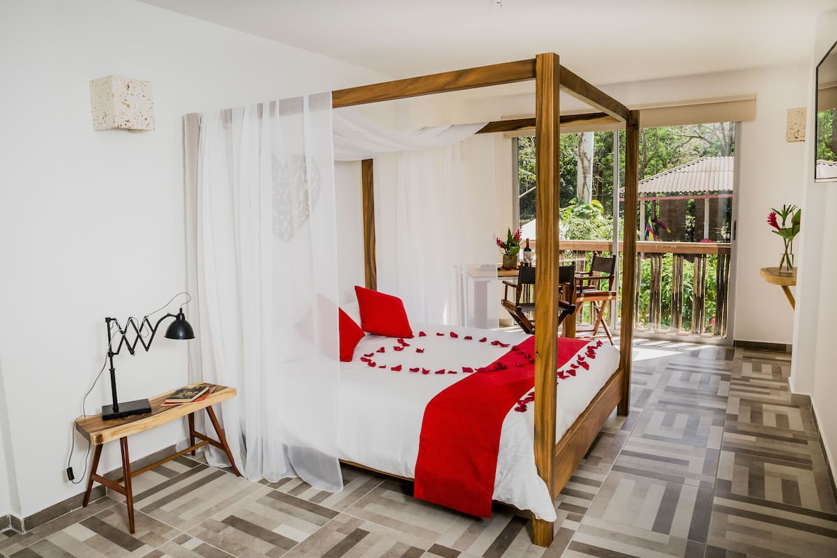 Honeymoon Room | Desk, laptop workspace, free WiFi