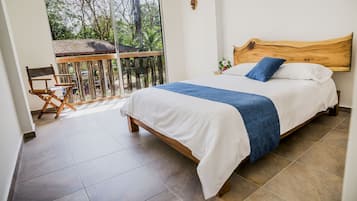 Quarto casal superior, 1 cama Queen, vista para o jardim | Escrivaninha, espaço de trabalho para notebook, Wi-Fi de cortesia