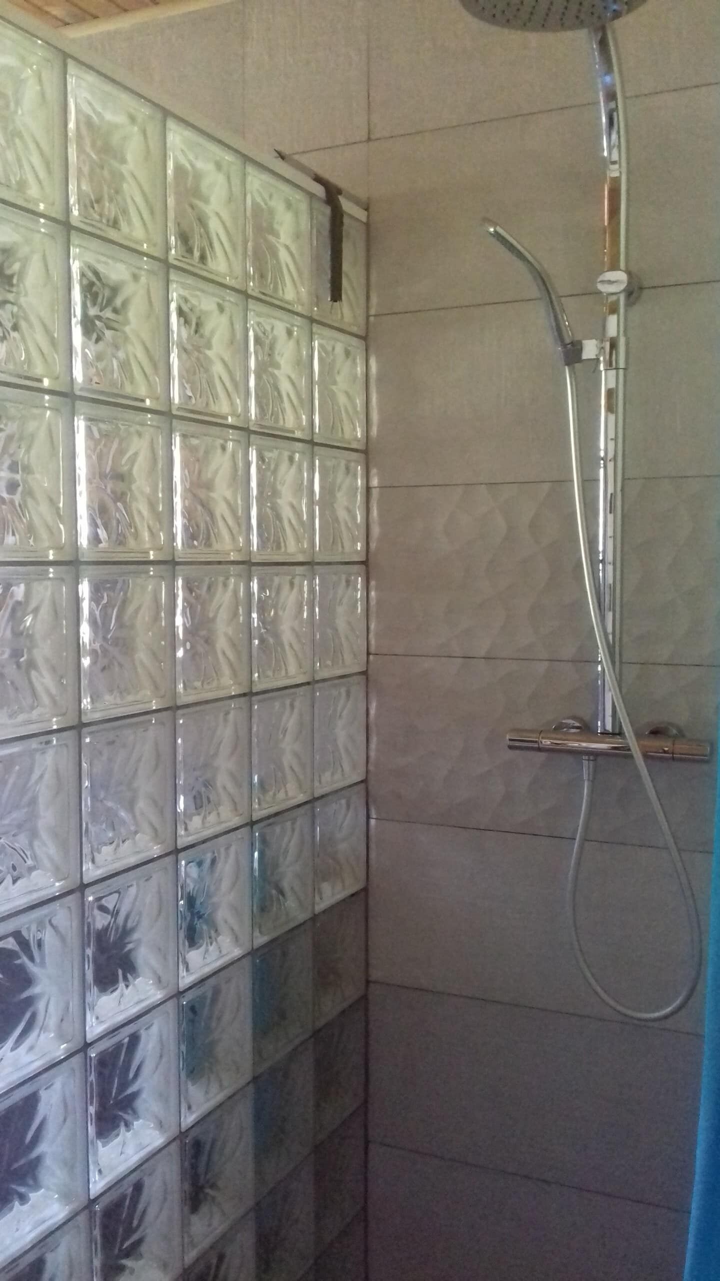 Douche, sèche-cheveux, papier toilette