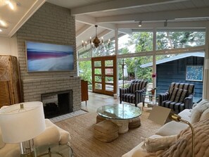 Smart TV, caminetto, lettore DVD, libri