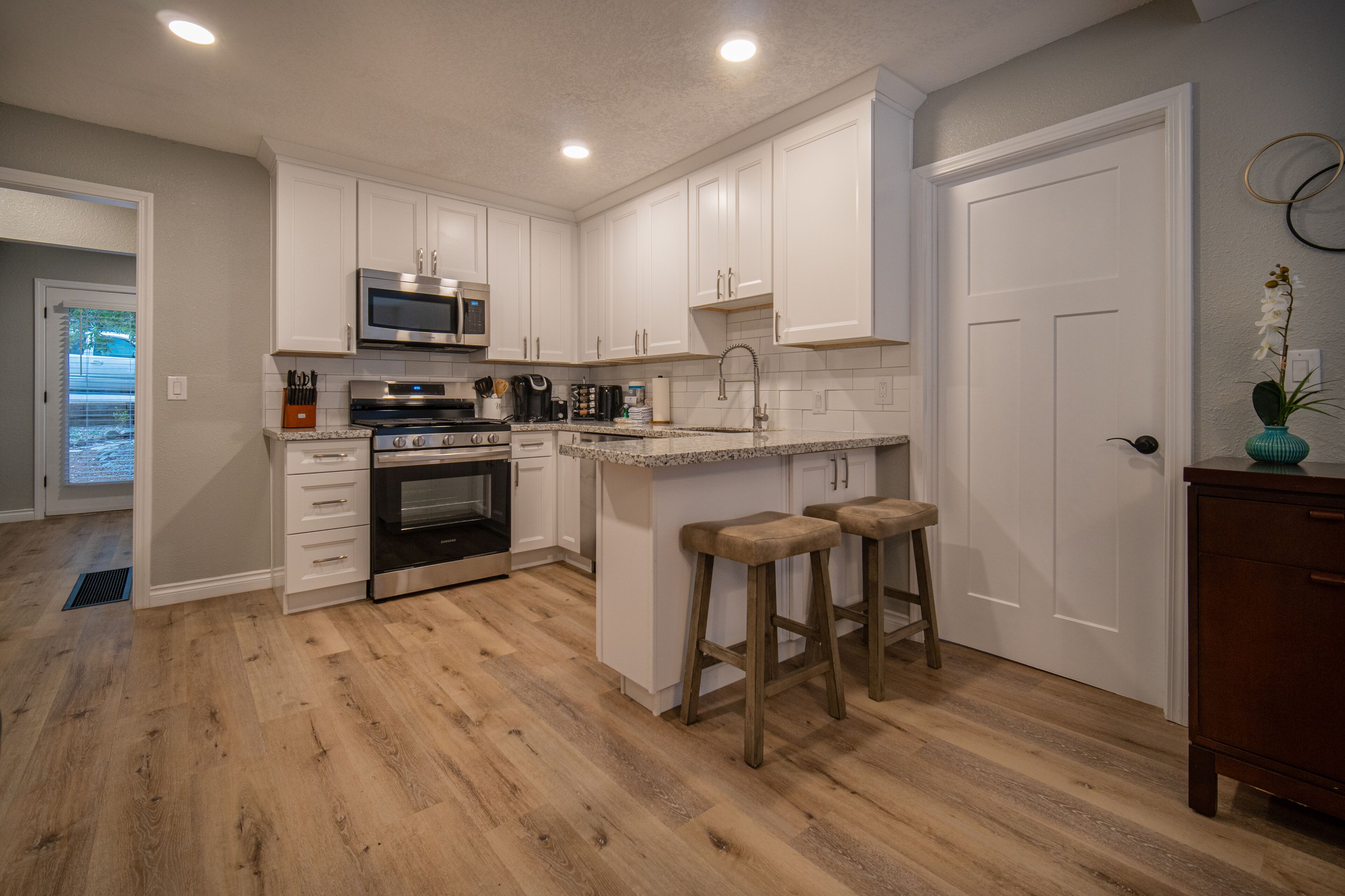 Cozy chic pet friendly home, blocks to the beach, walk to shops and restaurants