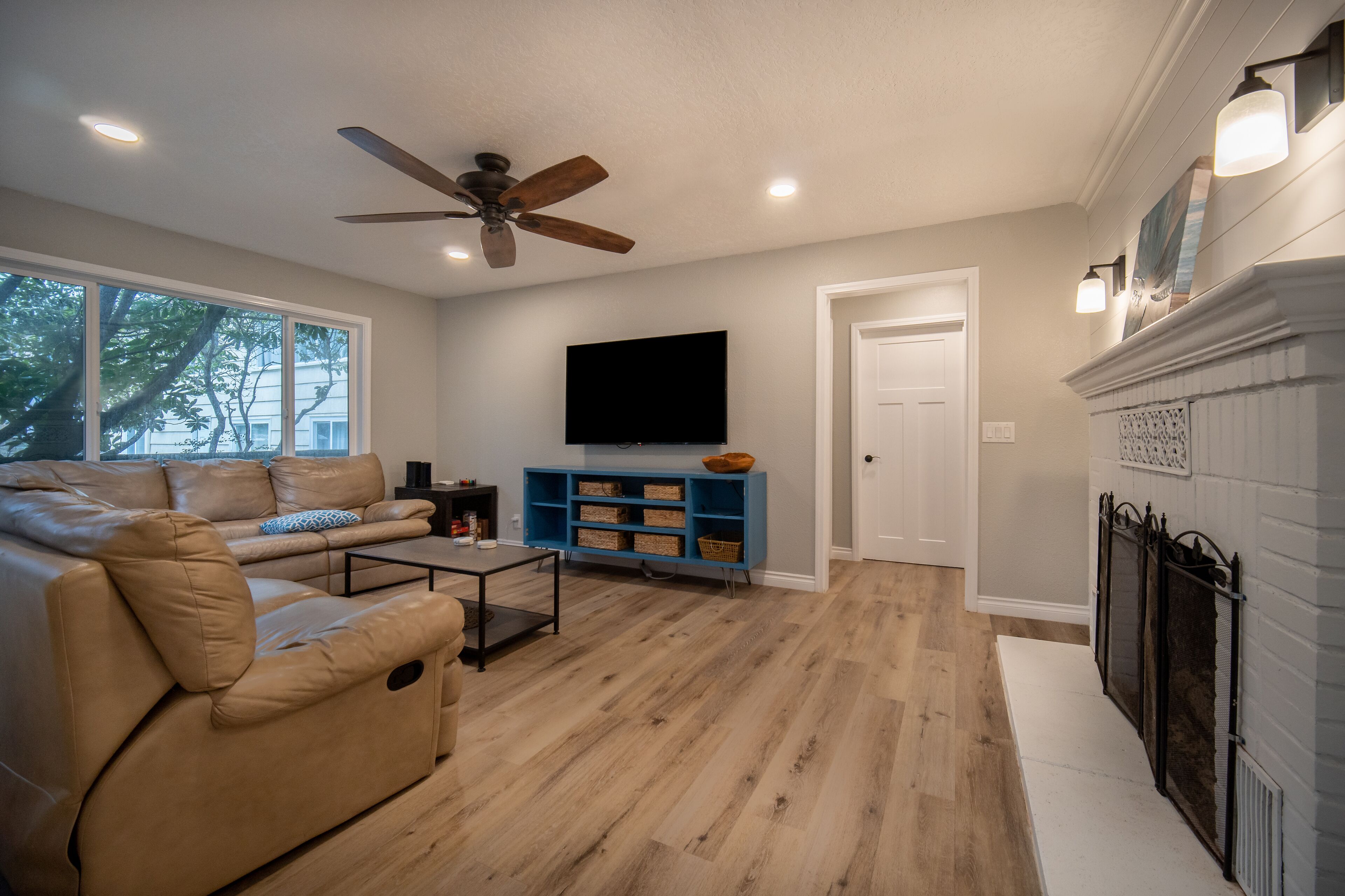 Cozy chic pet friendly home, blocks to the beach, walk to shops and restaurants