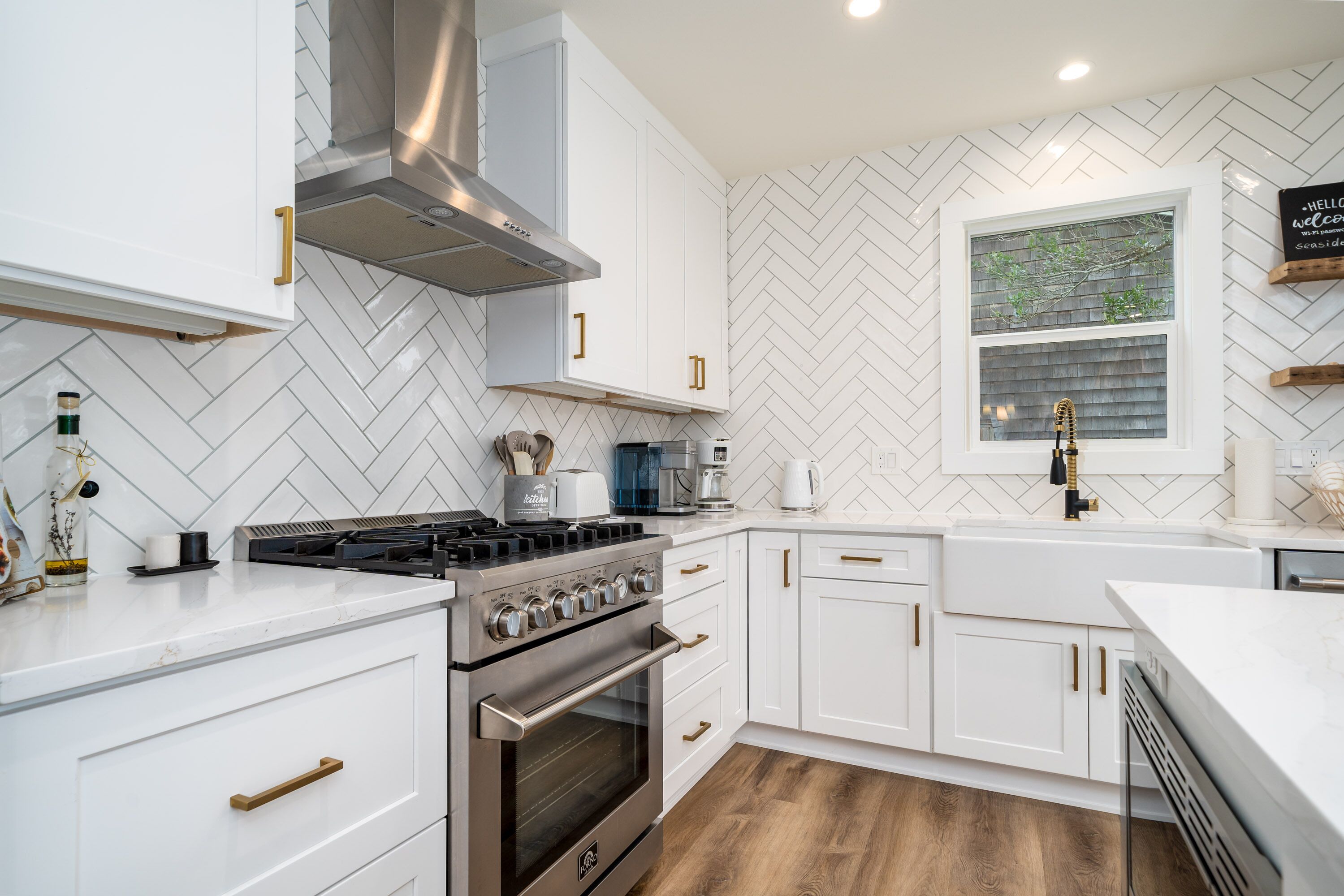 New Hot Tub and just moments away from the Beach and Promenade in Seaside