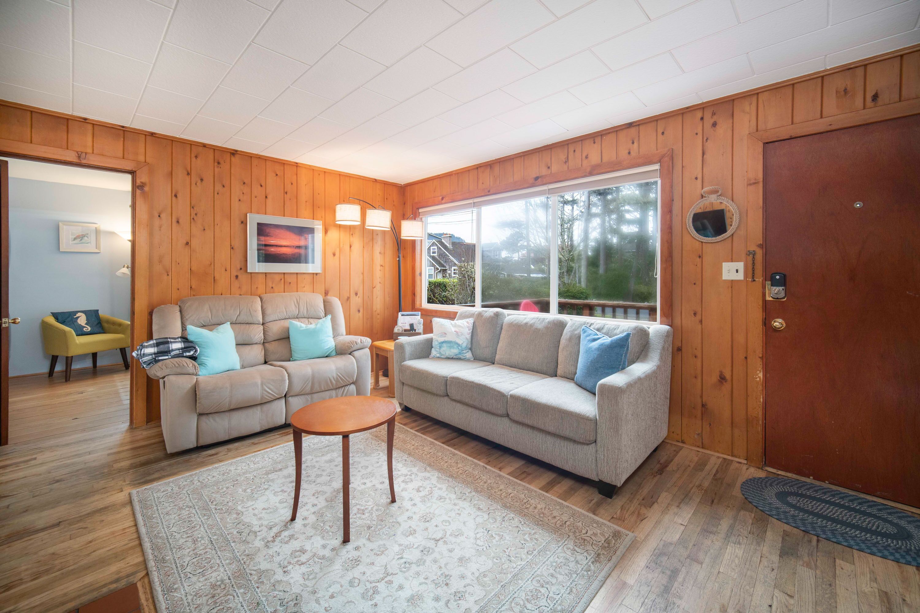 Pet Friendly Home, Deck, Fenced Yard, Only 2 Blocks to Beach and Promenade