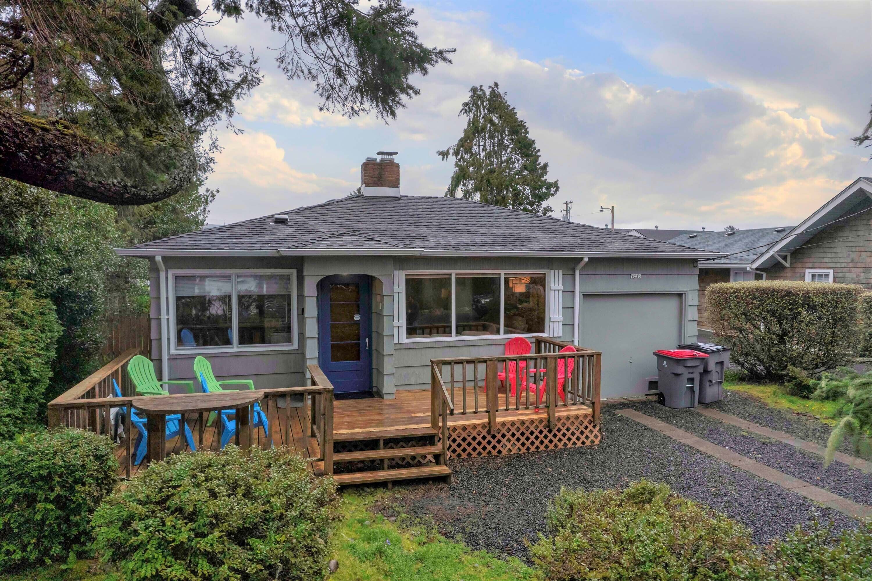 Pet Friendly Home, Deck, Fenced Yard, Only 2 Blocks to Beach and Promenade